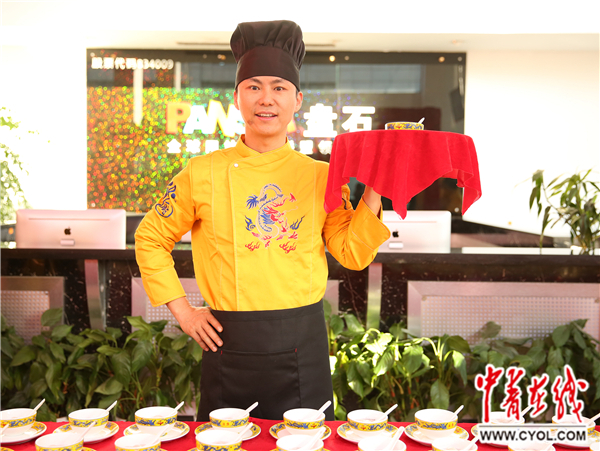 "宫廷御厨"送汤圆 中青在线杭州2月11日电(中国青年报·中青在线记者