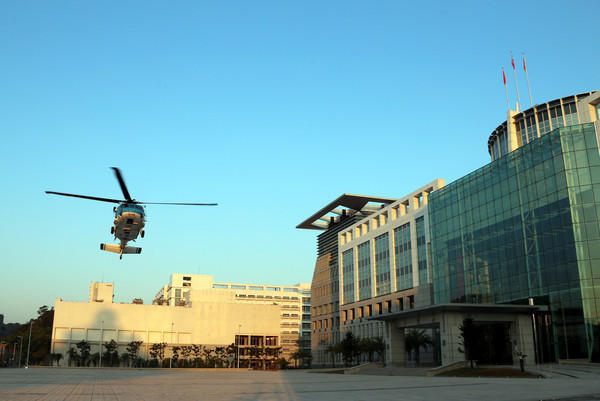 模拟逃跑?台军直升机"国防部"大楼前练起降