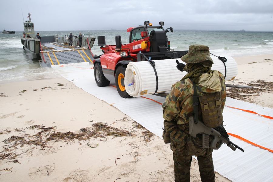 澳军登陆演习上岸前先铺地毯-中青在线