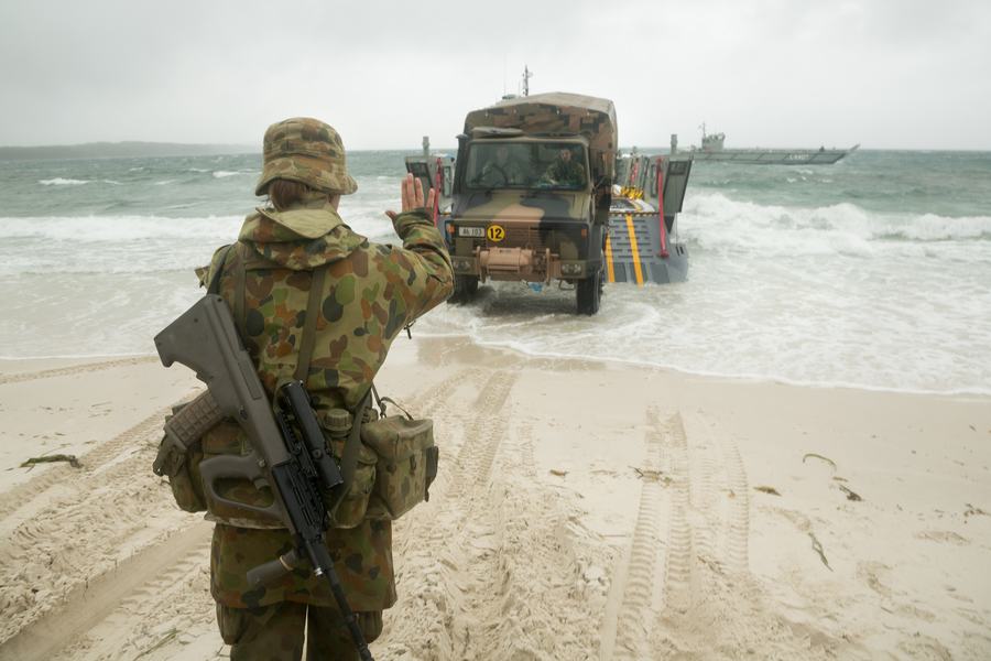 澳军登陆演习上岸前先铺地毯-中青在线