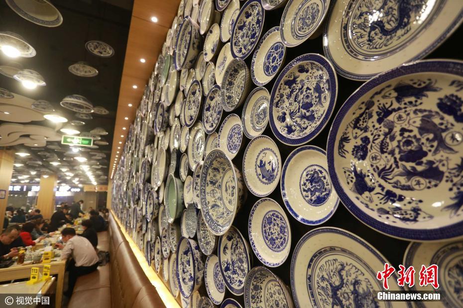 郑州一餐馆墙上粘5000个青花瓷碗盘 花费近50万