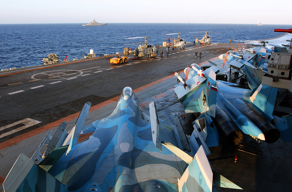 会玩:俄罗斯海军前往叙利亚路上在航母上打冰球