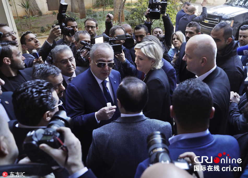 会谈前,大穆夫提的助手要求勒庞戴上头巾,这遭到了勒庞的