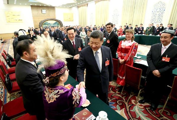 习近平向买买提依布热依木·买买提明代表了解他们村里每家有多少土地
