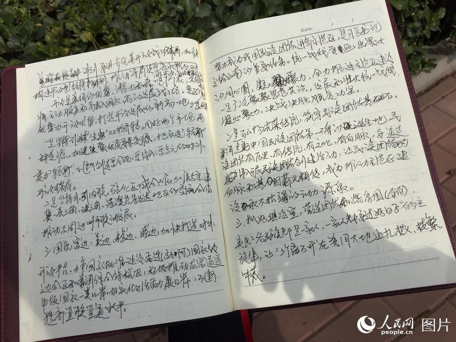 人民网记者实拍10位代表委员笔记本手书两会时间见证认真履职