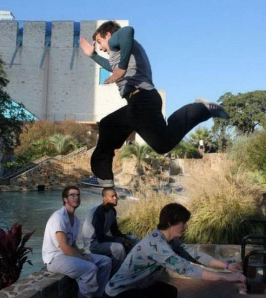 拍照找个好角度真的很重要!不然一不留神拍出错位感,也是笑死宝宝啦!