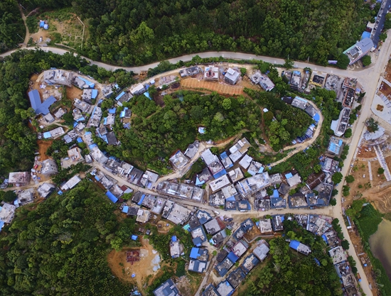 航拍五指山市水滿鄉新村風貌.