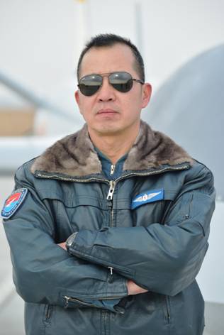 铸剑戈壁——记空军某试验训练基地无人机飞行员李浩