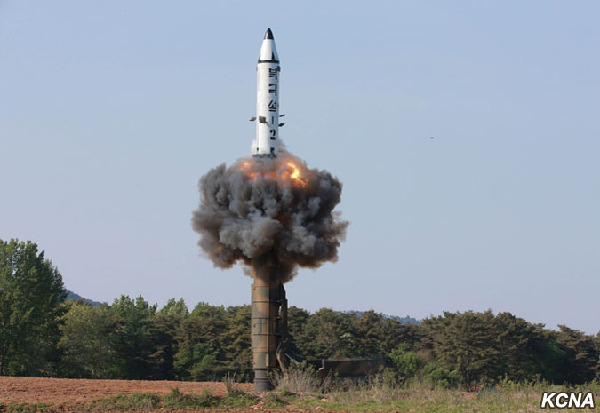 5月21日,朝鲜"北极星-2"型地对地中远程战略弹道导弹试射现场情景.