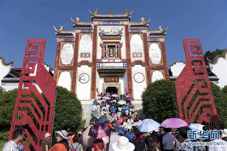 5月28日,游客在湖北秭归县屈原祠参观.