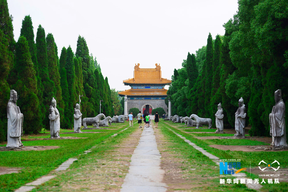 航拍世界文化遗产明显陵 "一陵两冢"举世罕见