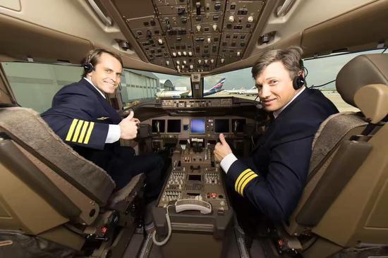 俄罗斯飞行员跳槽来中国 崛起的中国越来越吸引外国人