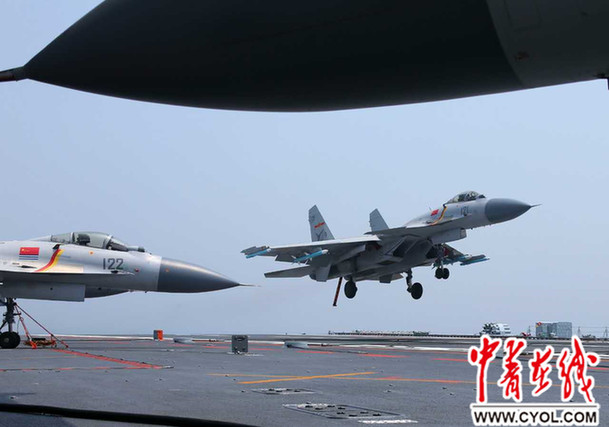 歼-15舰载战斗机在辽宁舰阻拦着舰.李唐 摄