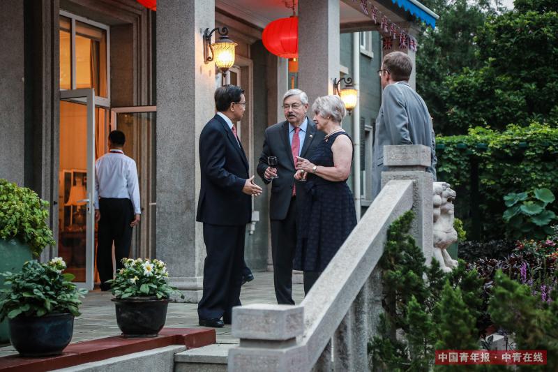 7月4日晚,北京,英國駐華大使官邸,美國新任駐華大使特里·布蘭斯塔德