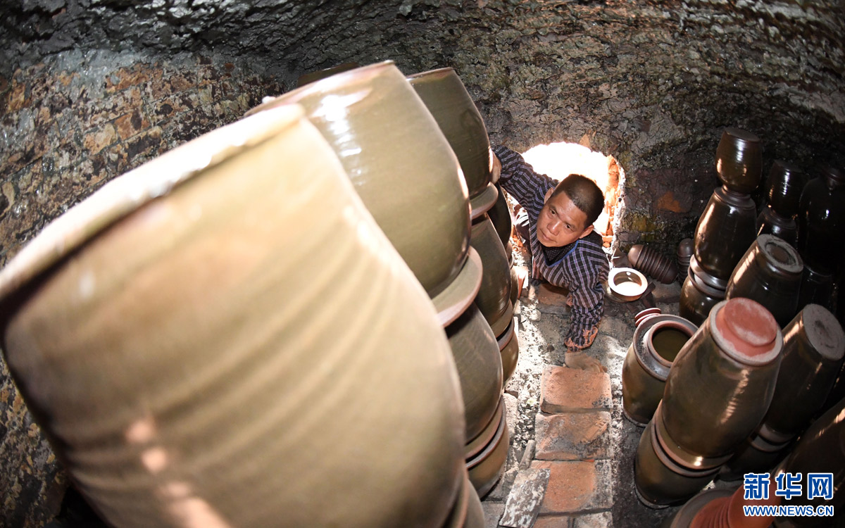 1月5日,在广西宾阳县邹圩镇下窑村,村民颜绵长在制作陶瓷产品.