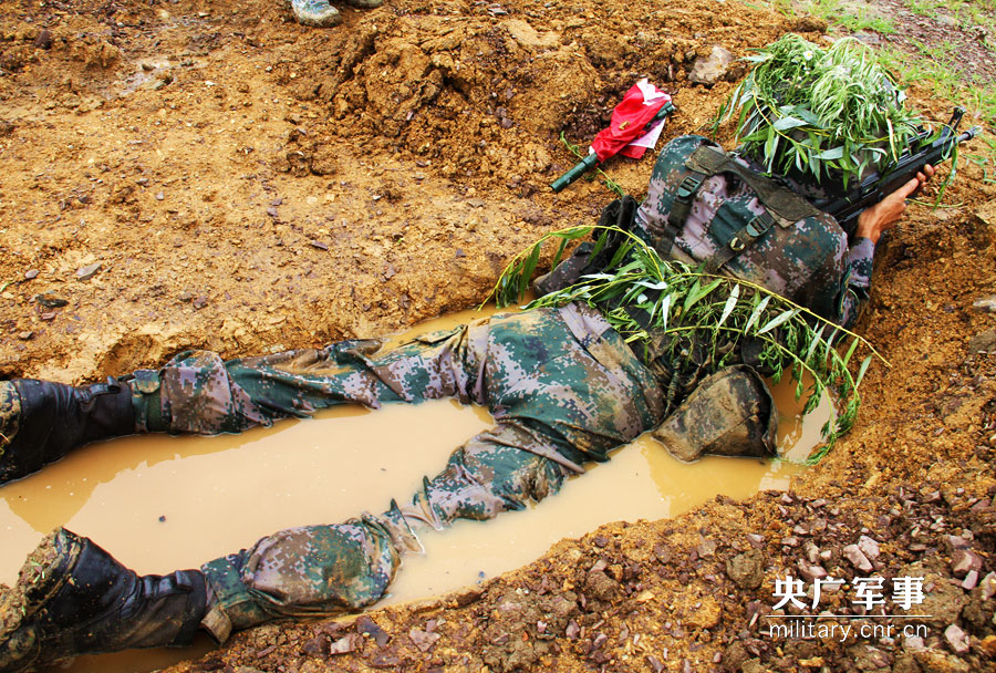 步槍手進入射擊掩體.楊宸琇 攝 來源:央廣軍事