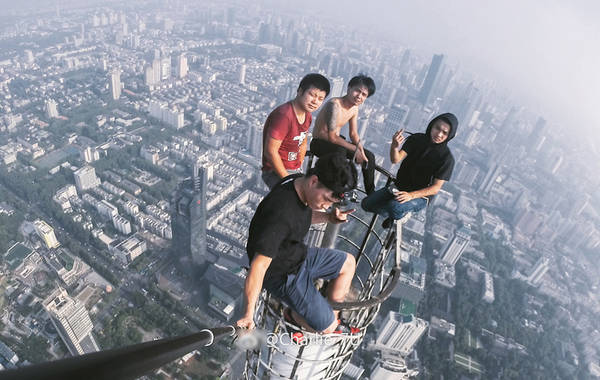 为了爬楼而爬楼 "高楼爬楼族"挑战极限惹争议