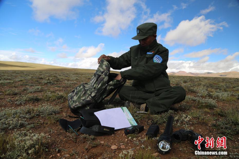 巡逻休憩中,布琼从背包里掏出了巡逻装备给记者看,卫星电话,电警棍