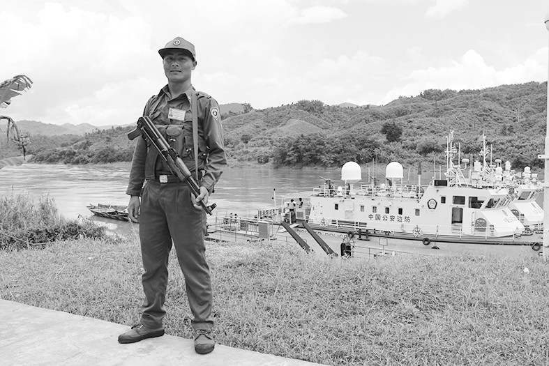 在老挝班相果联络点执勤的老挝军人.张月恒 摄