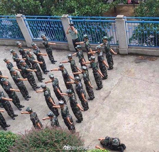 学生军训被"跪罚" 当事人:我是做俯卧撑没劲了
