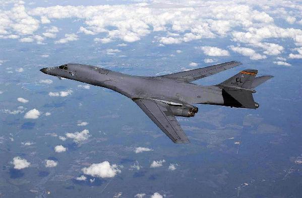 美军轰炸机在朝鲜附近海域活动