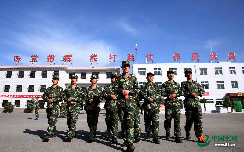 新兵:爸妈,我在部队挺好的,请放心!