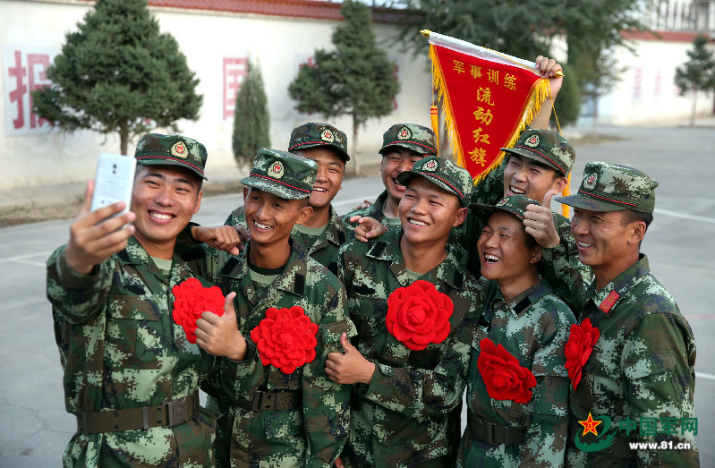 新兵:爸妈,我在部队挺好的,请放心!