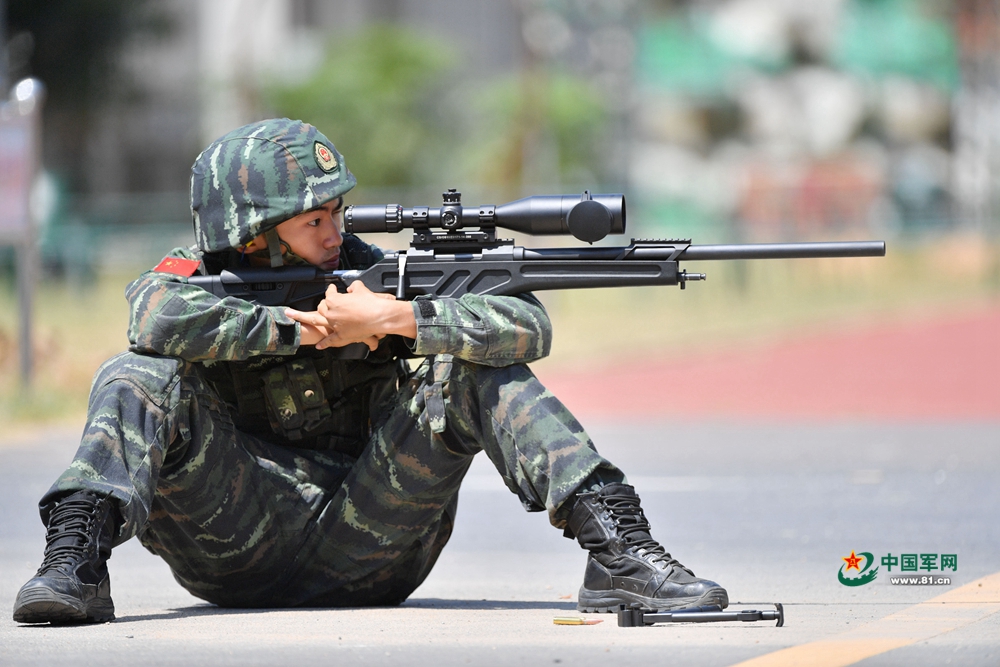 狙击手坐姿进行射击特战队员在蛇形路线上进行跃进射击弹壳飞出枪膛