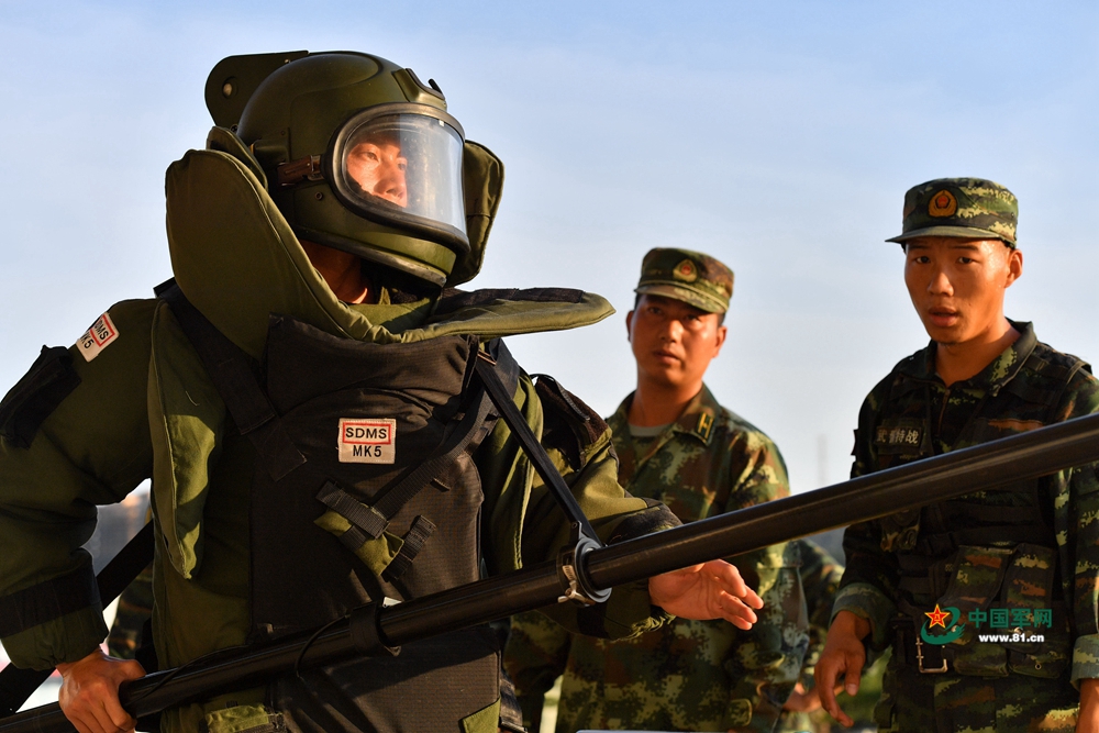 排爆手做好转移爆炸物的准备