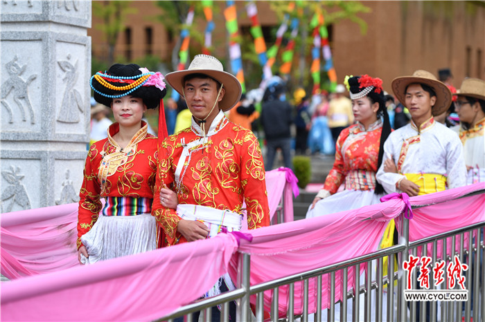 近百对有情人集体体验摩梭婚俗