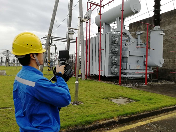 南方电网广东茂名供电局变电运行人员对设备进行红外测温.李军 摄