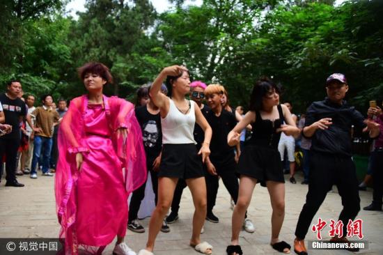 走红网络的郑州人民公园尬舞团