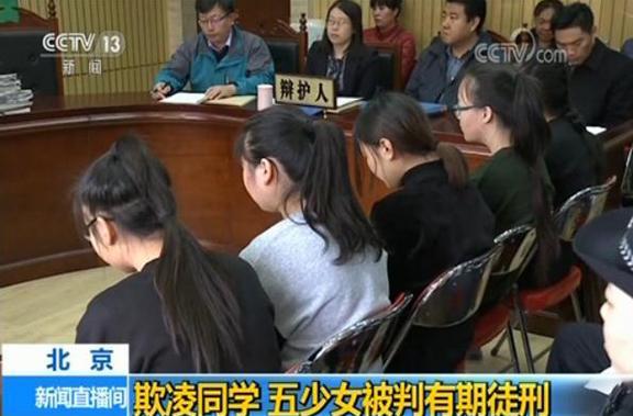 到晚上10点之间,女学生朱某伙同另外四名女被告人在学校女生宿舍楼内
