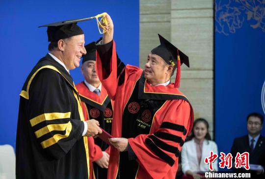巴拿马总统获授中国人民大学名誉博士学位