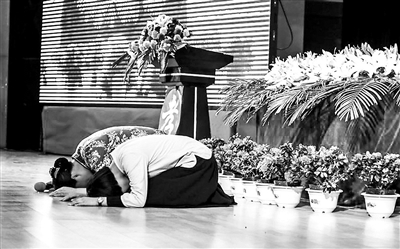 该校举办的论坛上登台"忏悔"的母女给台下观众跪下磕头