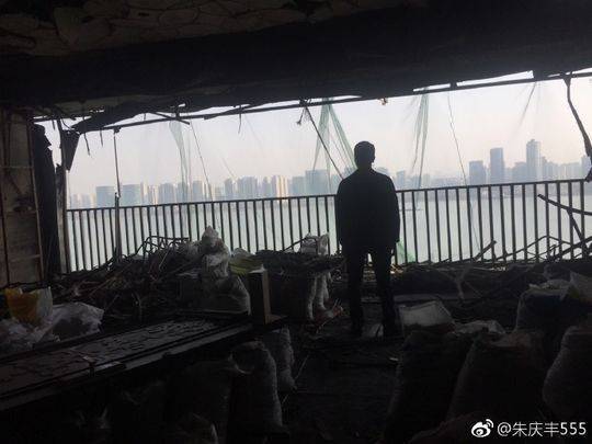 为继续筹措赌资,莫焕晶决意采取放火再灭火的方式博取朱小贞的感激