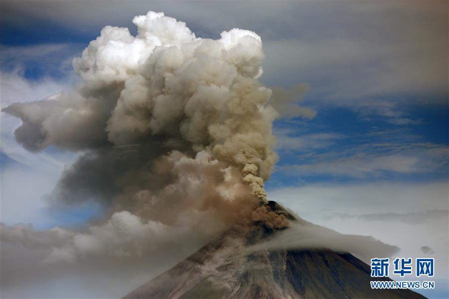 菲律宾马荣火山持续喷发超7万人被疏散