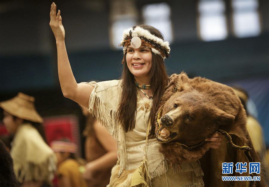 2月3日,在加拿大温哥华,一名原住民少女在活动上表演舞蹈