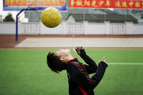 田间少年的足球梦