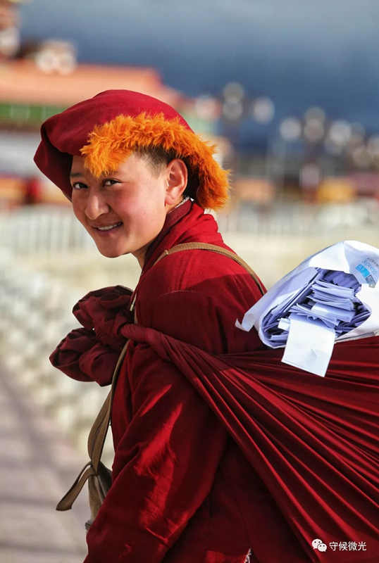 四川省甘孜藏族自治州色达县喇荣五明佛学院,僧人和朝圣者在山顶上