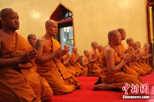 资料图:曼谷寺庙诵经的僧侣们.中新社发 余显伦 摄
