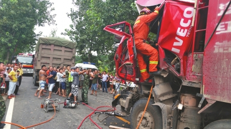 大货车追尾驾驶员被困 村头广播一声吼众人"拔河"救伤者