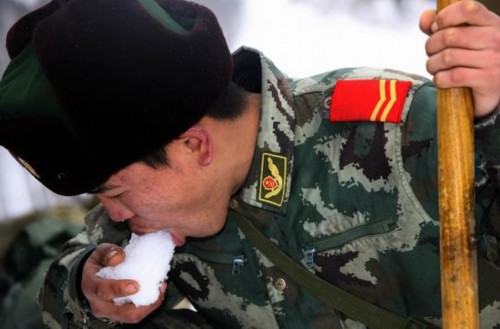 边防战士吃冰图片图片