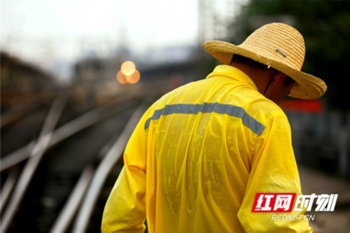 烈日下,铁路电务工人用汗水保证铁路大动脉安全畅通