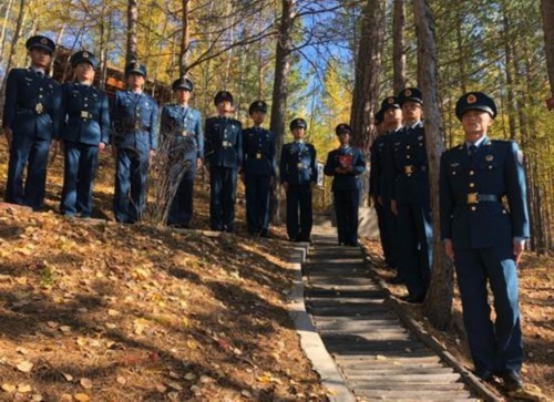 "戍长空青春担使命,战北疆冰雪铸忠诚",冷月边关,热血男儿!