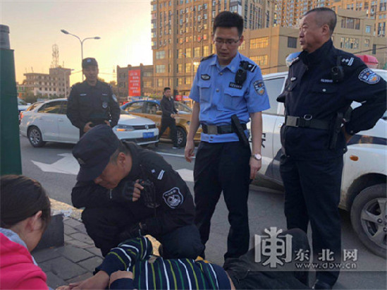 民警对晕倒男子进行紧急救治. 警方提供图片