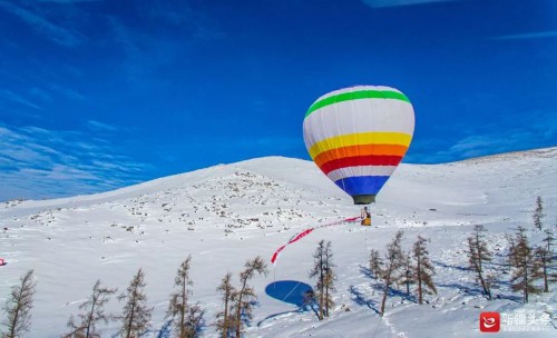 可可托海国际滑雪场,游客可以体验多样的冰雪项目.图 / 张珺楠