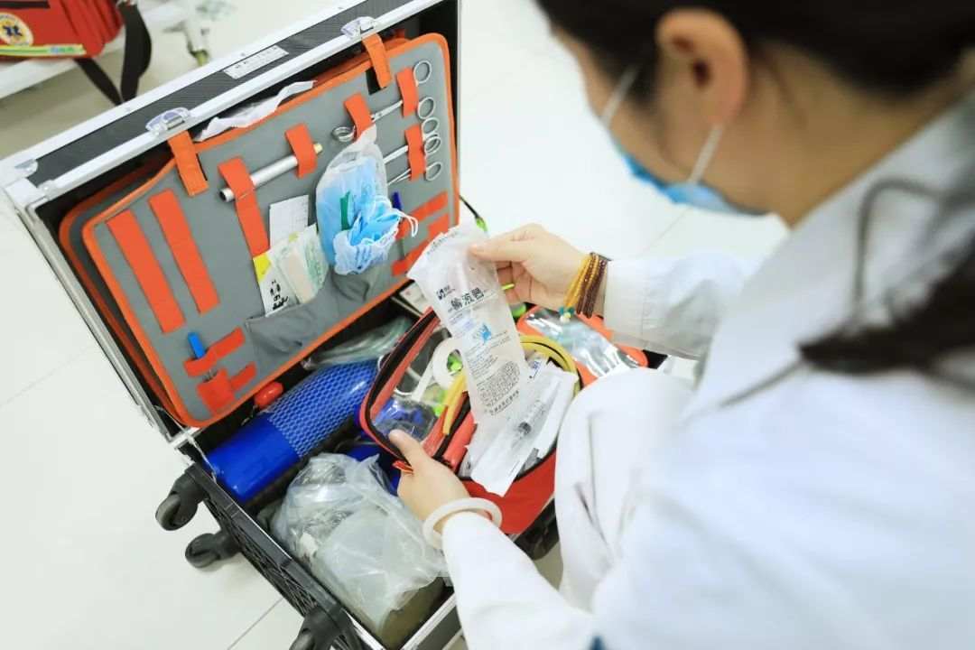 一部手机,一袭白衣,一个急救箱,是女医生夏涛上班的标准装备
