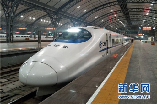 图为:2月8日,dj7601次动检车从汉口站发车开往宜昌东站.