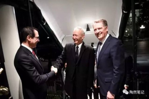 晚宴开始前,莱特希泽和姆努钦就在门口迎接刘鹤副总理.